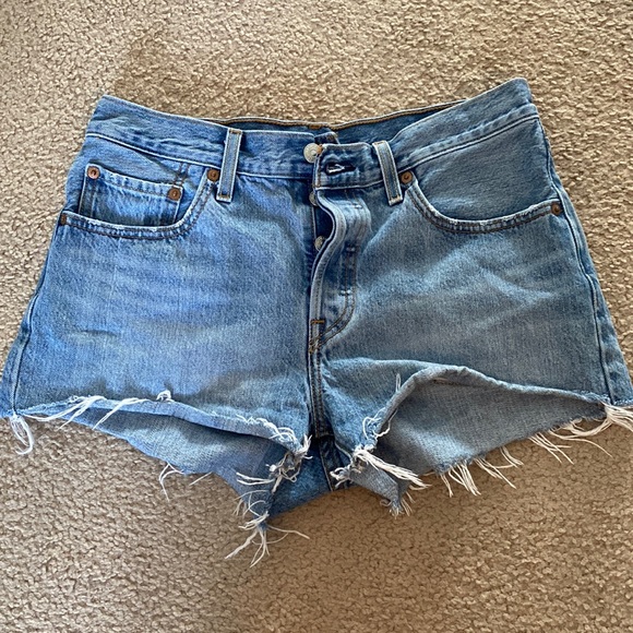 Levi’s Light-Wash Denim Shorts - Picture 3 of 5